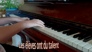 élève jouant "carol of the bells" au piano