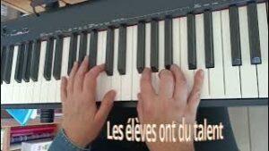 élève jouant une adaptation simplifiée de "Michèle" des Beatles