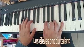 élève jouant une adaptation simplifiée de "Michèle" des Beatles