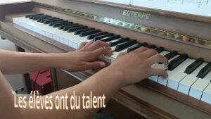 élève jouant le premier prélude du clavier bien tempéré de Jean Sébastien Bach