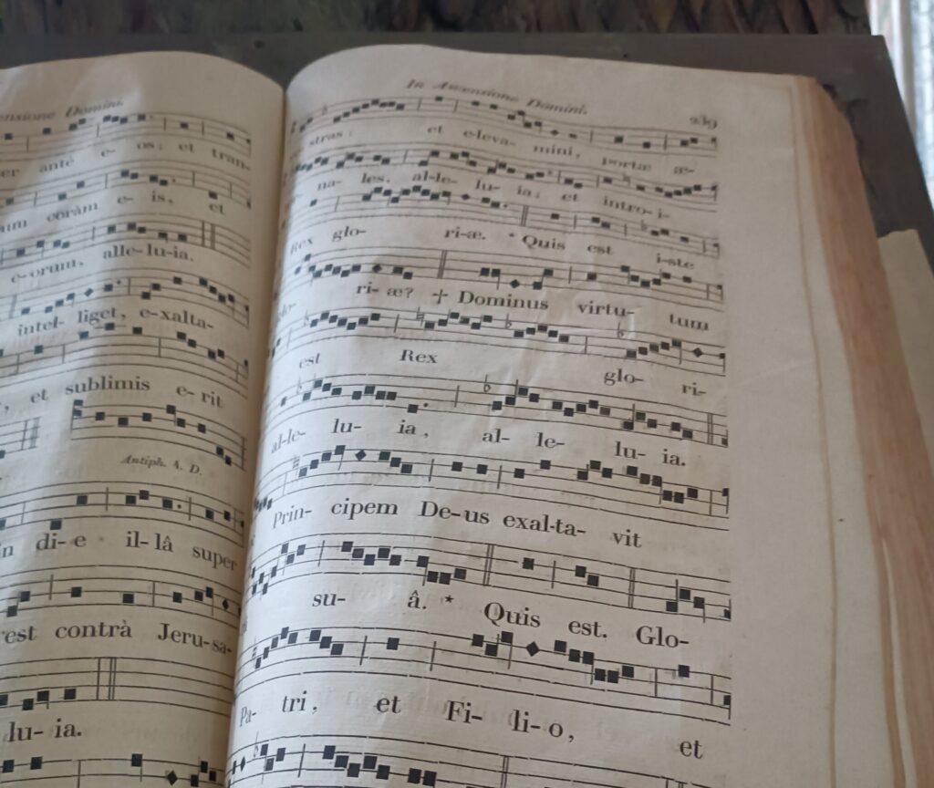recueil ouvert de partitions grégoriennes en notes carrées