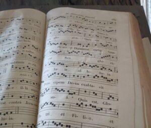 recueil ouvert de partitions grégoriennes en notes carrées