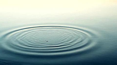 déplacement d'une onde circulaire à la surface de l'eau