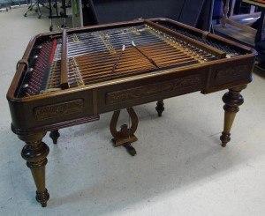 instrument à cordes frappées : le cymbalum