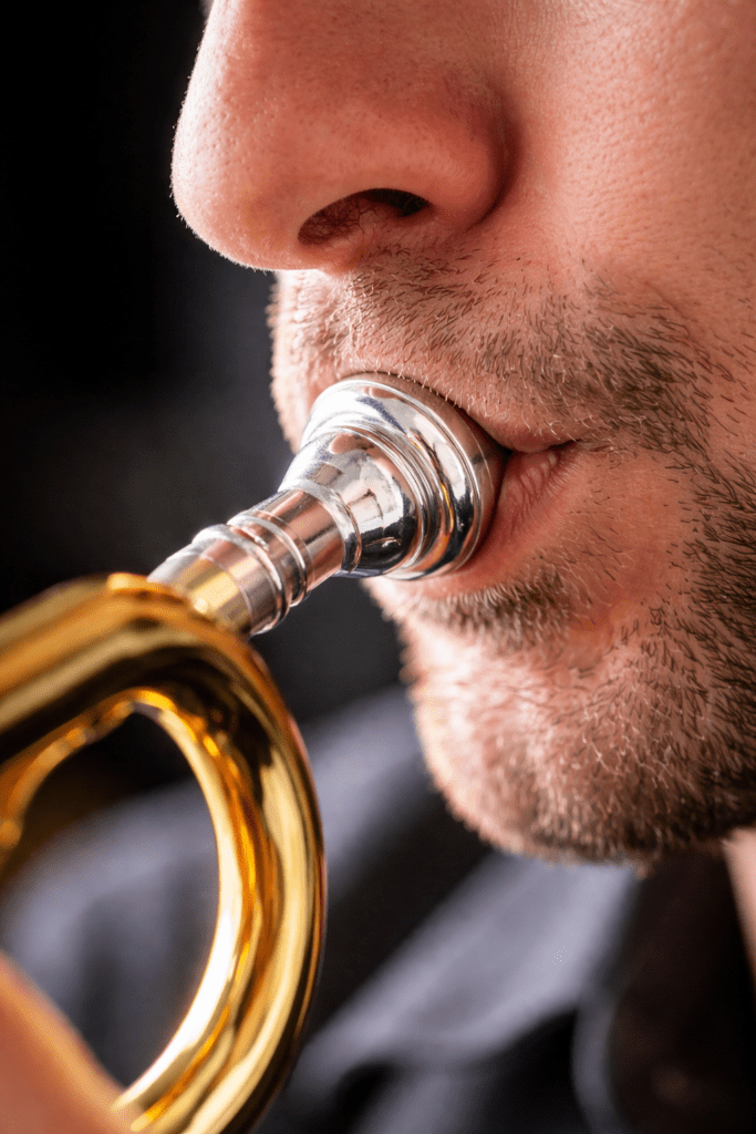 gros plan sur une embouchure de trompette