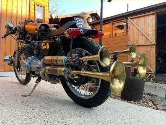 trompettes reliées au tuyau d'échappement d'une moto