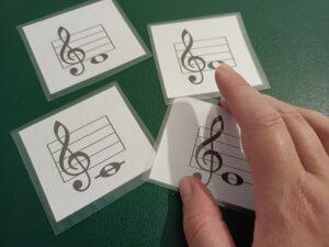 matériel pédagogique utilisé chez piano en liberté : cartes plastifiées représentant des notes de musique