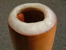 gros plan sur l'embouchure en cire d'abeille du didgeridoo