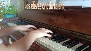 élève jouant un extrait de la musique de Harry Potter et les reliques de la mort