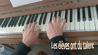 élève jouant le menuet en sol majeur de Sébastien Bach