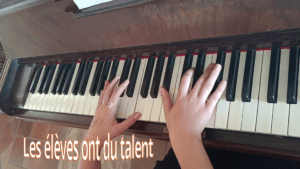 Mains sur un piano qui jouent le largo de la symphonie du nouveau monde de Dvorak
