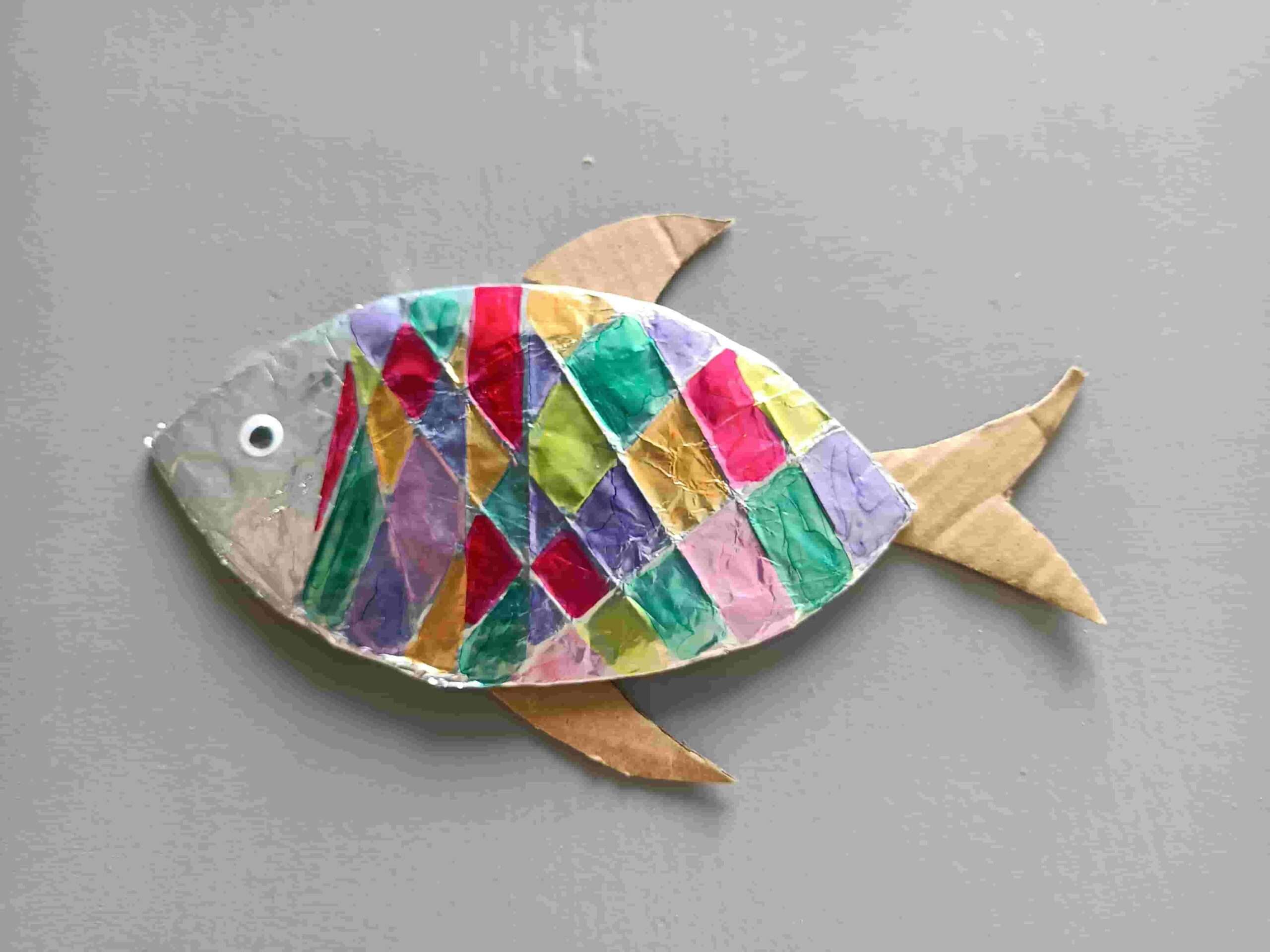 petit poisson en papier alu coloré